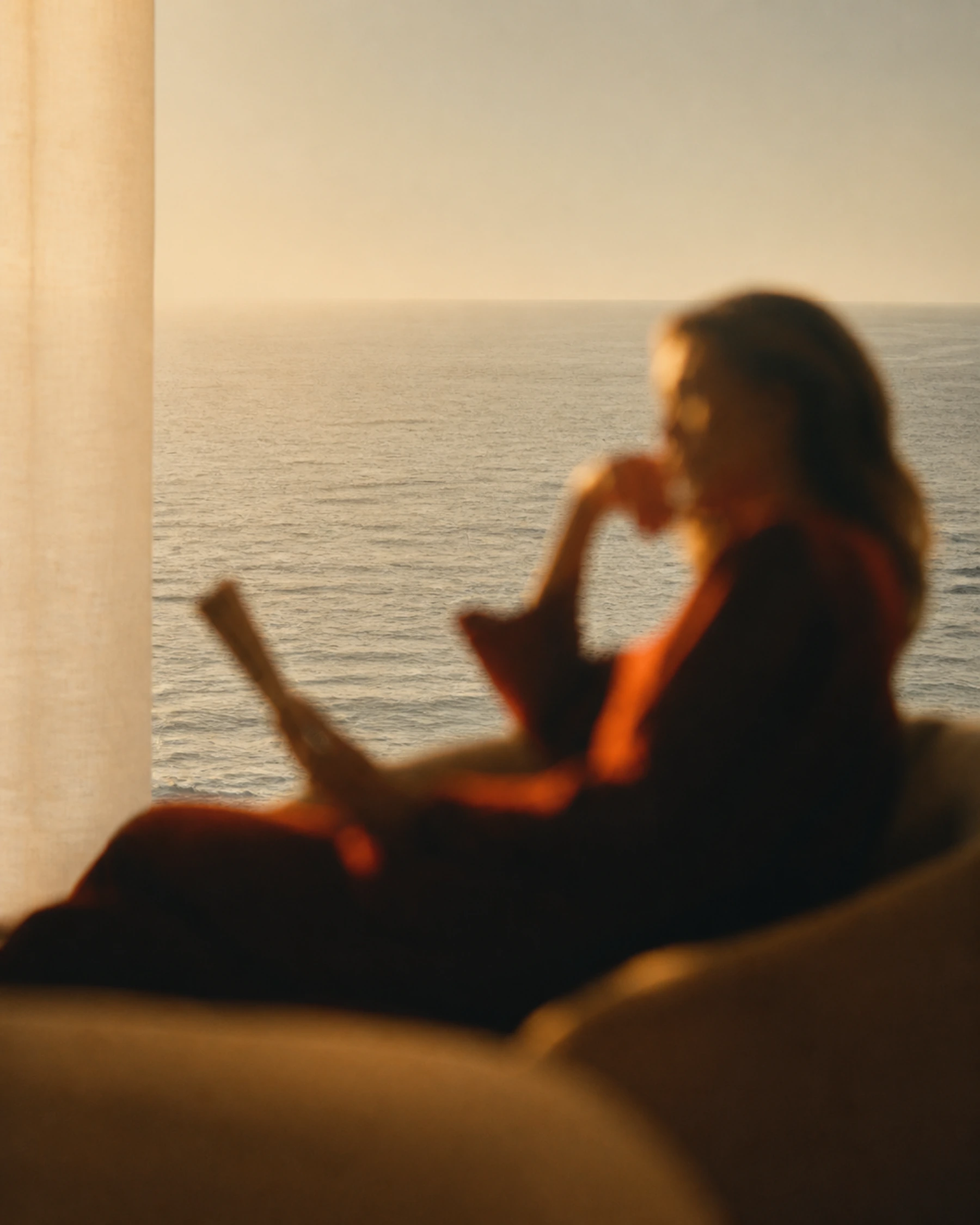 Mujer leyendo frente al mar como expresión de memoria, tiempo y contemplación