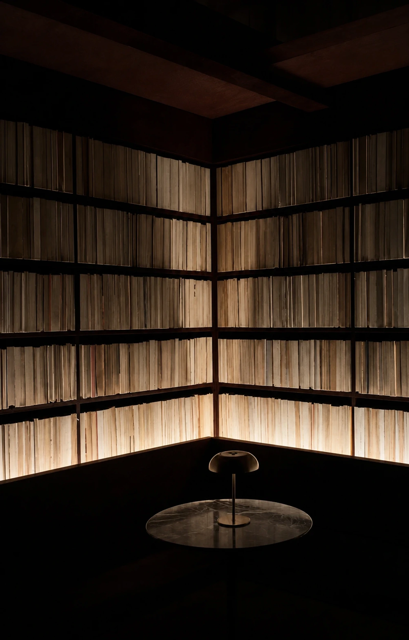 Biblioteca iluminada como símbolo de memoria y conocimiento preservados